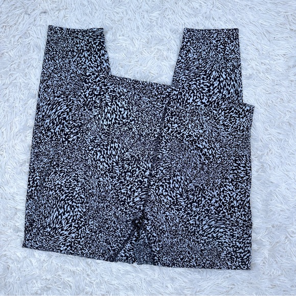 Lululemon Instill High Rise Leggings 25” Size 10 Black White Print - Picture 3 of 7